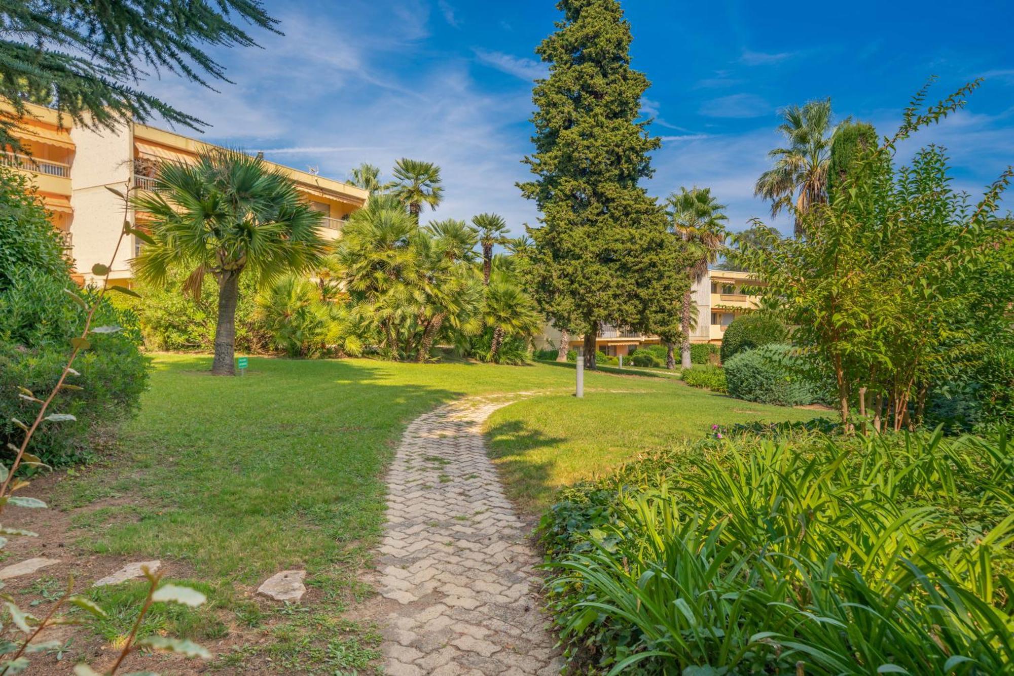 Les 15 Pins & La Mer -Your Green Getaway Near Sea & Beach Антиб Экстерьер фото